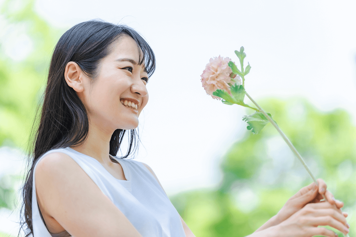 花を持った女性の写真